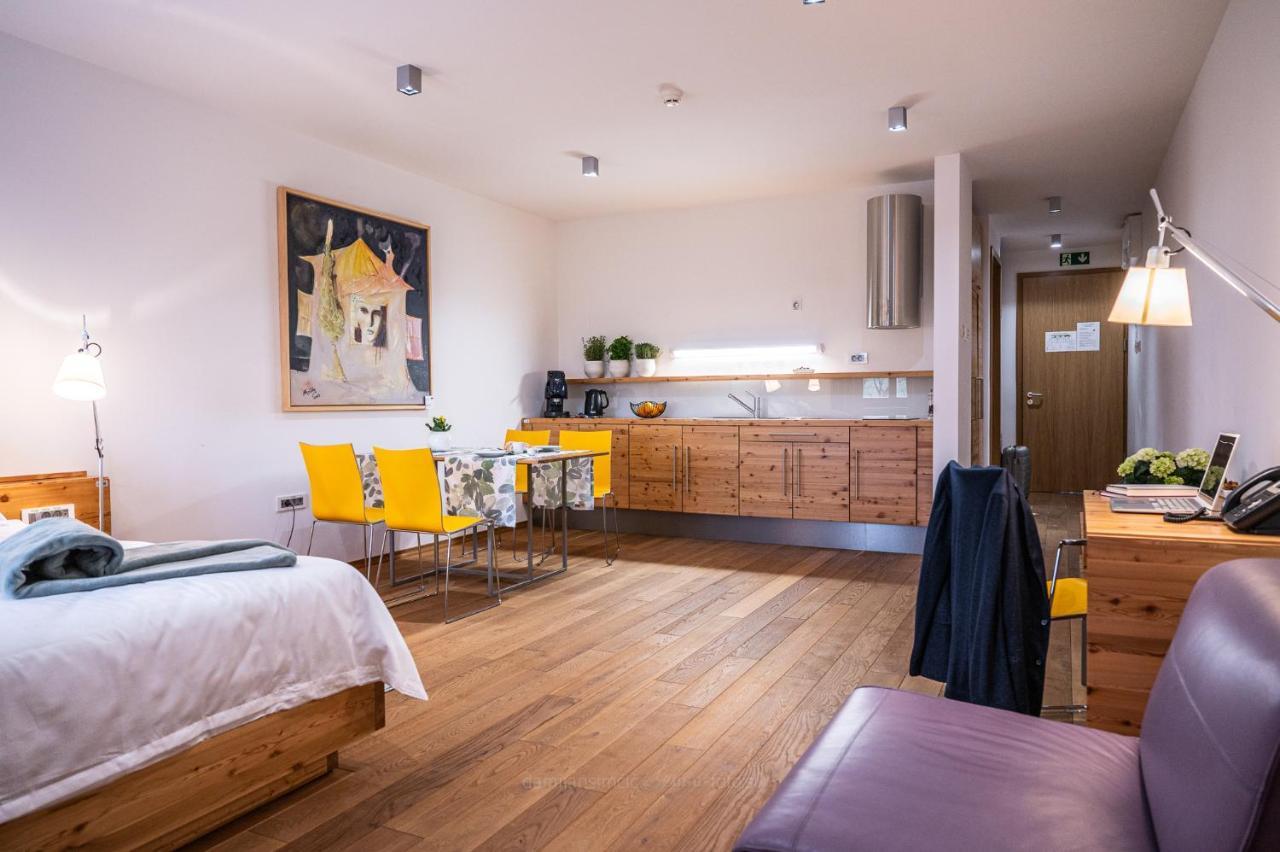 Vila Vipolze - Rooms & J. Suites Екстер'єр фото