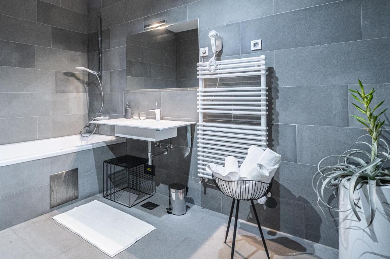Vila Vipolze - Rooms & J. Suites Екстер'єр фото